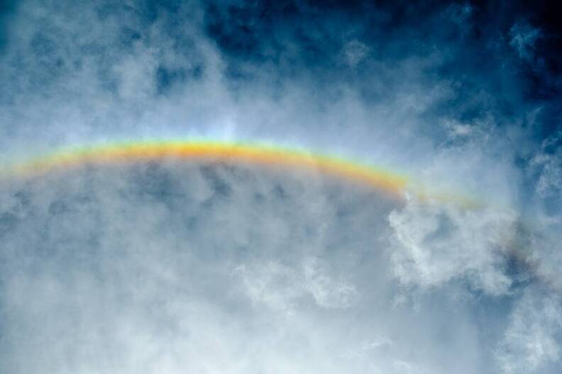 Photos de retour de vacances, après une semaine un peu vide. Tout à coup, au milieu d'une fête de famille, cet arc-en-ciel circulaire dans le ciel. Haut, et en couleurs. 30 HAUT EN COULEURS-MCF04165.jpg